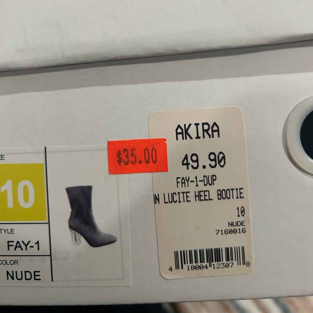 Akira boot, new, never worn, 3 1/2 in heel